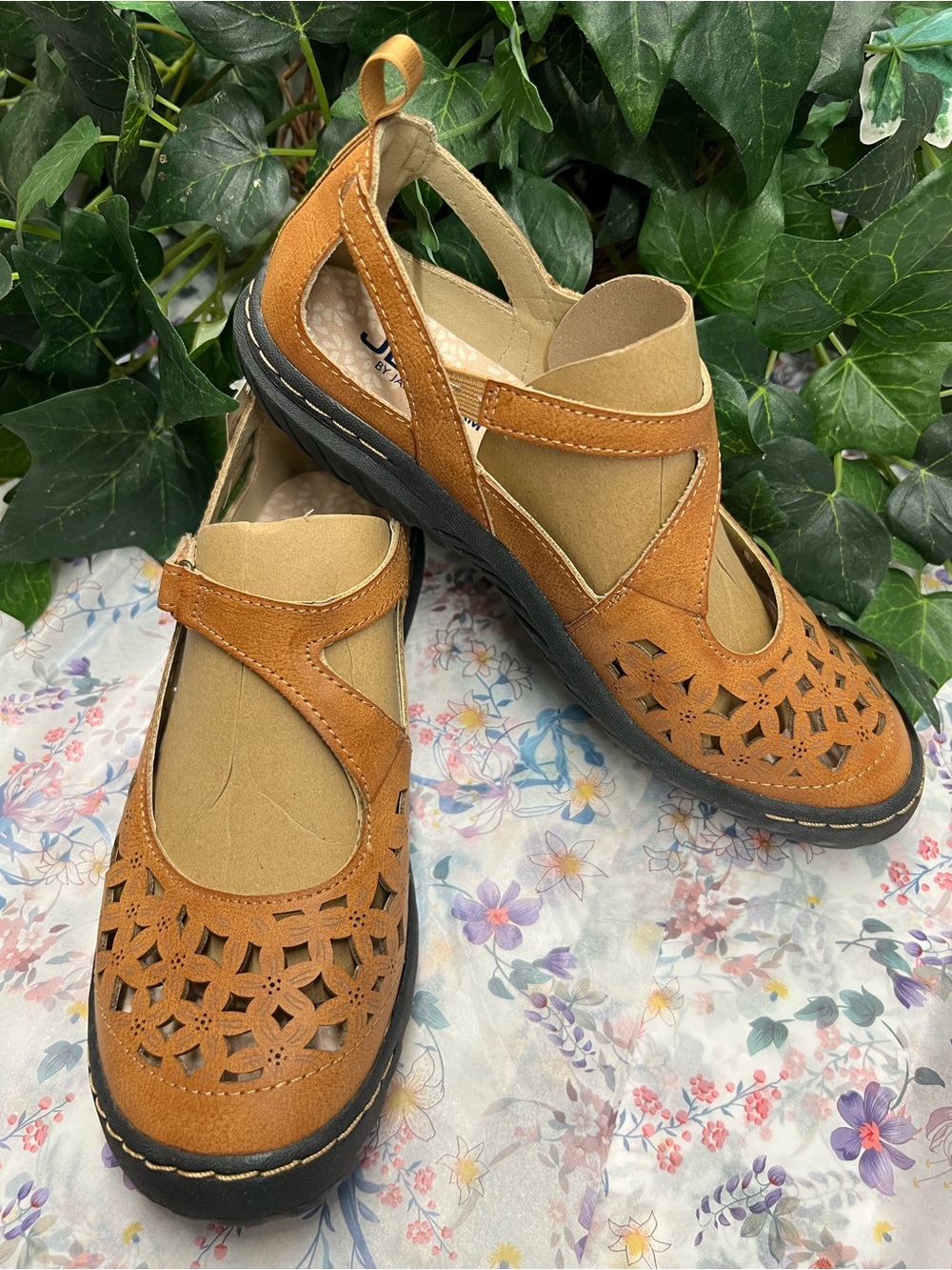 NIB JBU Comfort Mary Jane-Style Shoes in Tan with Cutout Design Size 7